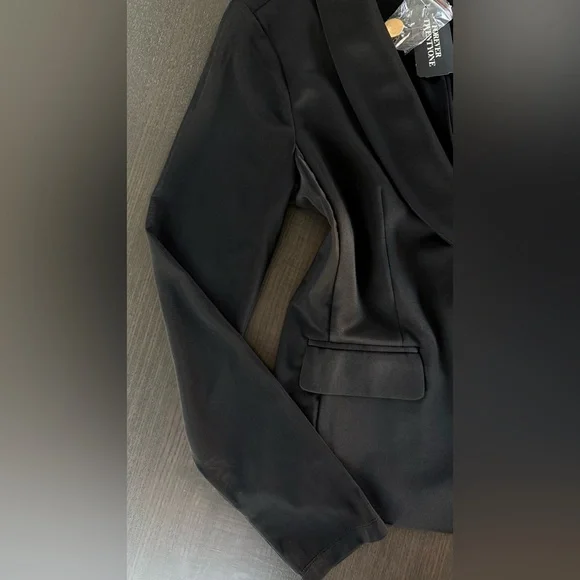 Forever 21 Black Blazer - Picture 2 of 8